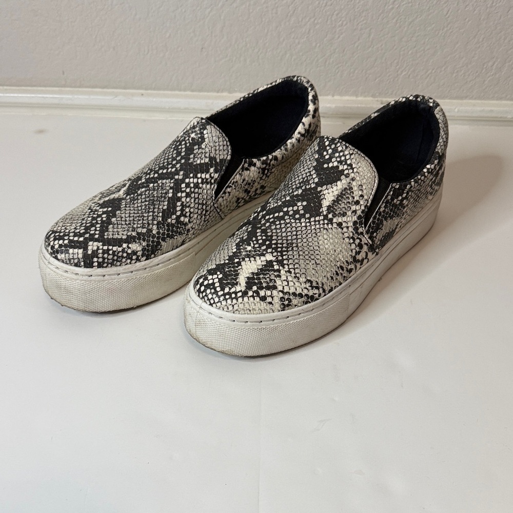 Black & White Faux Snake Skin Slip On Casual Loafer Tennis Shoes Sneakers Size 7